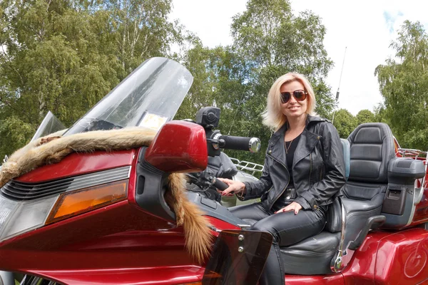 Mujer motociclista — Foto de Stock