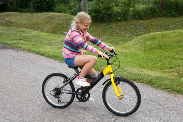 Little girl learning to ride a bicycle — Stock Photo, Image