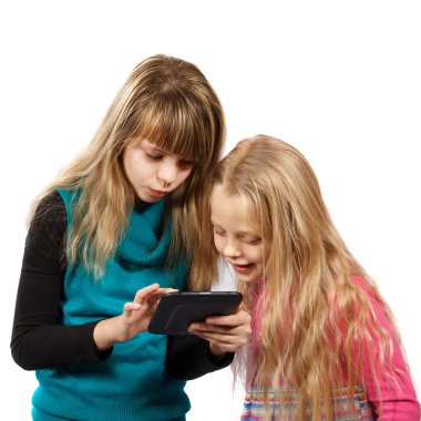 tablet pc ile oynayan iki kız