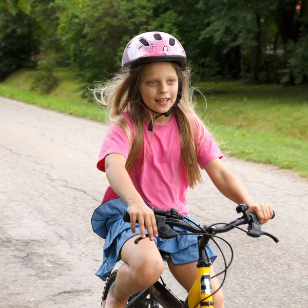 Girl rides a bicycle — Stock Photo, Image