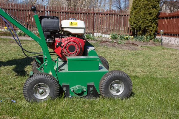 Homem que trabalha com o Lawn Aerator — Fotografia de Stock