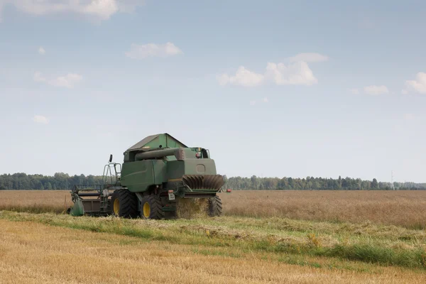 Grain harvester — Stock Photo, Image