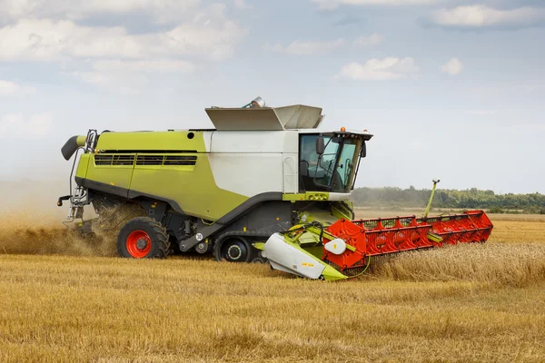 Grain harvester — Stock Photo, Image