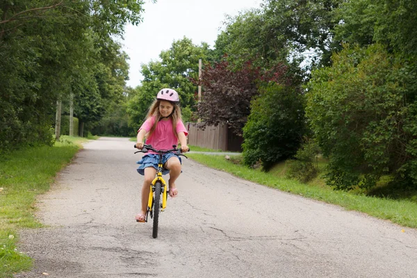 Girl rides a bicycle — Stock Photo, Image