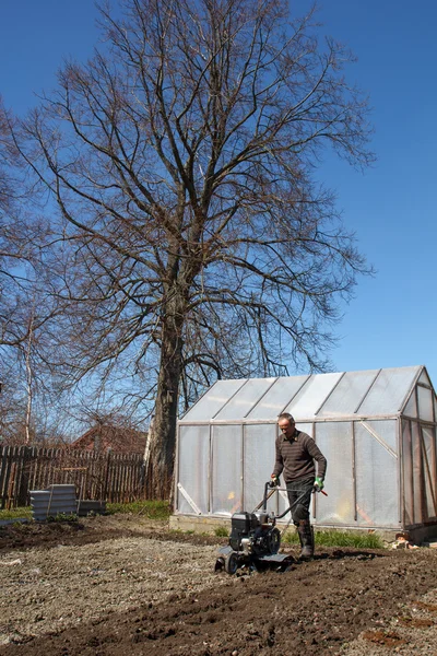 Frühjahrsarbeit im Garten. — Stockfoto