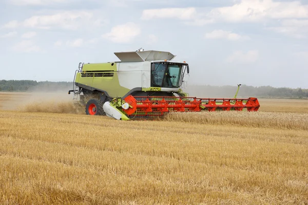 Grain harvester — Stock Photo, Image