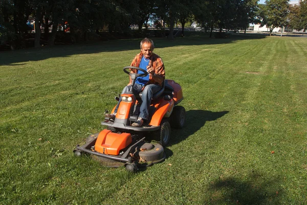 Ride-on tondeuse à gazon coupe herbe. — Photo