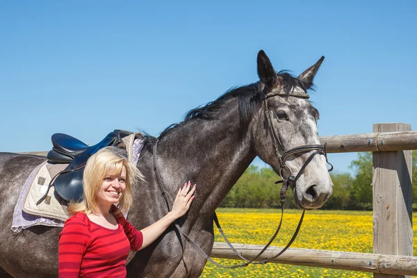 Donna con cavallo — Foto Stock