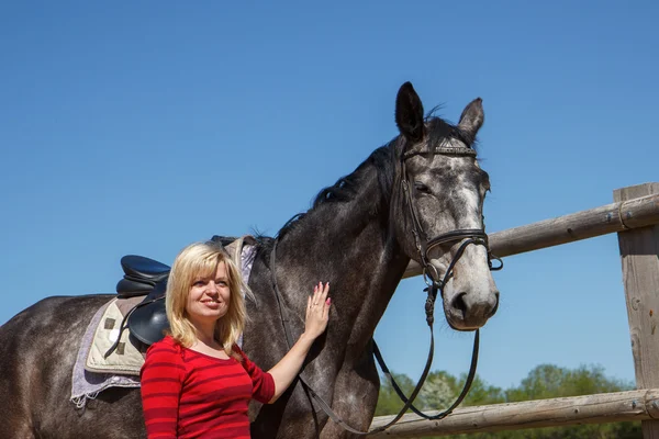 Donna con cavallo — Foto Stock