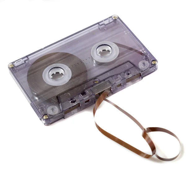 Компактная аудиокассета на белом фоне — стоковое фото