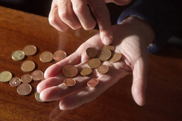 Rynkiga händer äldre kvinna räkna mynt — Stockfoto