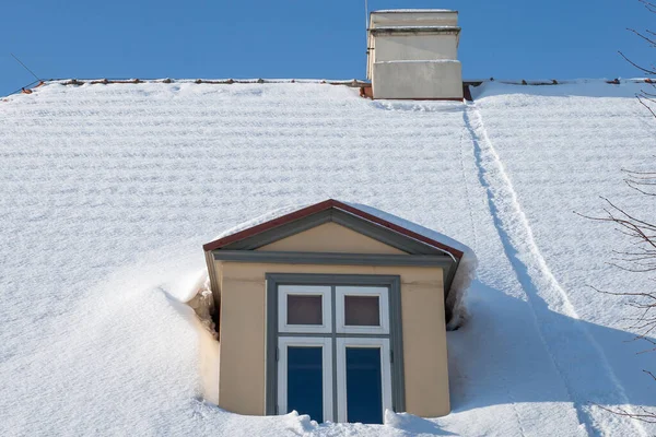 Заснеженная крыша дома — стоковое фото