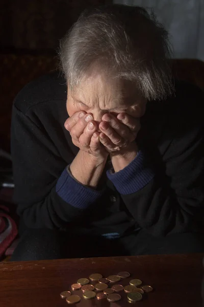年配の女性が泣いています。 — ストック写真