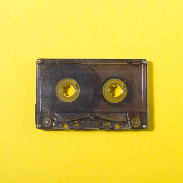 Cassette audio compacte sur fond jaune — Photo