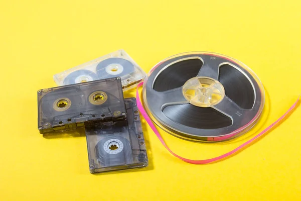 Fita de áudio de movimento cambaleante e cassetes — Fotografia de Stock