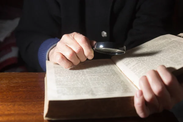 Old woman read bible — Stock Photo, Image