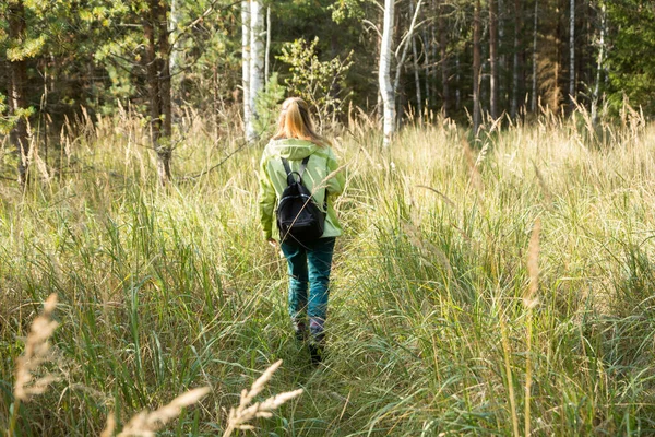 Woman Play Geocaching Walk Deep Forest — ストック写真