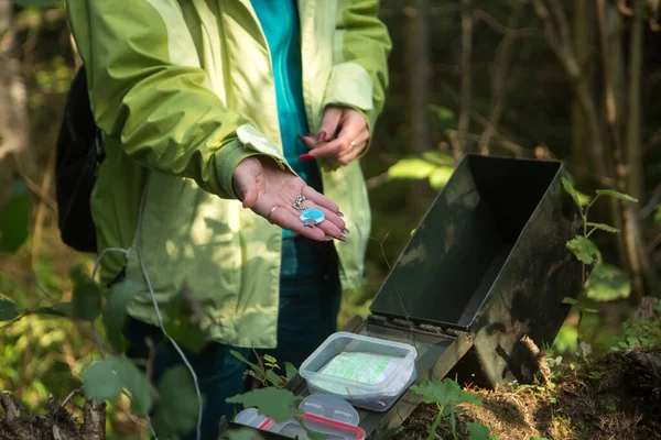 Een Vrouw Het Bos Vindt Een Grote Geocaching Container — Stockfoto