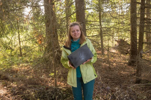 Een Vrouw Vindt Een Grote Metalen Doos Geocaching Het Bos — Stockfoto