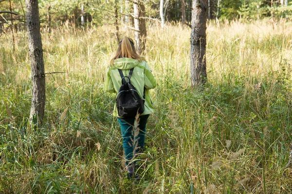 Woman Play Geocaching Walk Deep Forest — Fotografia de Stock