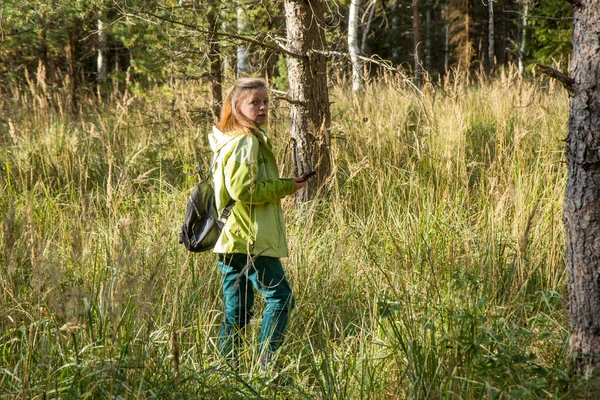 Kadın Geocaching Oynuyor Ormanın Derinliklerinde Yürü — Stok fotoğraf