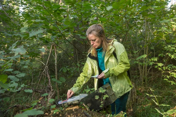 Eine Frau Findet Wald Einen Großen Geocaching Container — Stockfoto