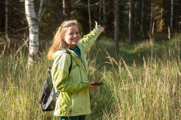 Woman Her Mobile Phone Forest Playing Geocaching — Photo