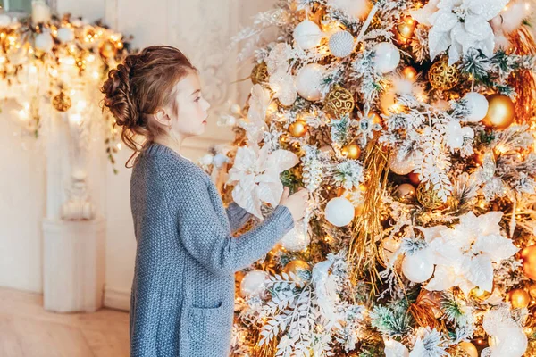 Meisje Versiert Kerstboom Kerstavond Thuis Jonge Jongen Lichte Slaapkamer Met — Stockfoto
