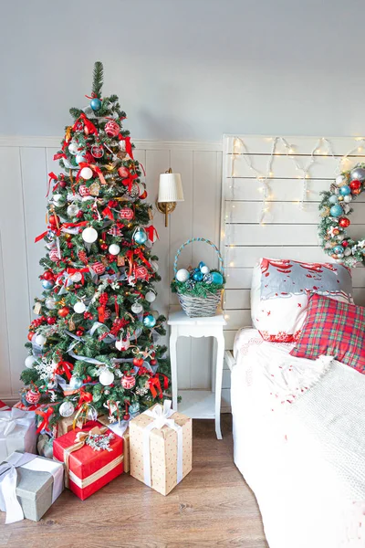 Quarto Interior Clássico Com Árvore Natal Decorações Vermelhas Brancas Tradicionais — Fotografia de Stock