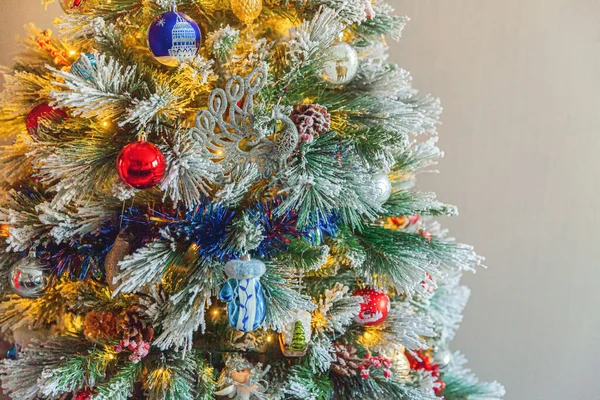 Klasické Vánoční Zdobené Nový Rok Strom Červenou Modrou Bílou Ornament — Stock fotografie