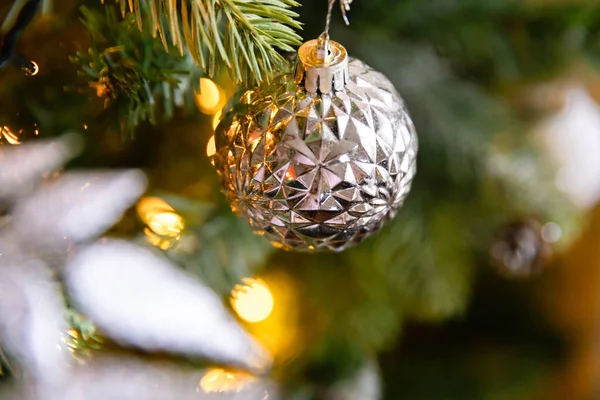 Klassieke Kerstversiering Nieuwjaarsboom Kerstboom Met Wite Zilveren Decoraties Ornamenten Speelgoed — Stockfoto