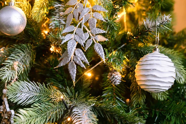 Klasické Vánoční Zdobené Nový Rok Strom Vánoční Stromeček Bílou Stříbrnou — Stock fotografie