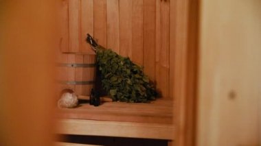 Geleneksel eski Rus hamamı SPA konsepti. İçişleri, geleneksel sauna aksesuarlarıyla Finlandiya sauna sauna saunası havlusu aromalı havluyla döşenmiş. Rahatlayın köy banyosu konsepti.