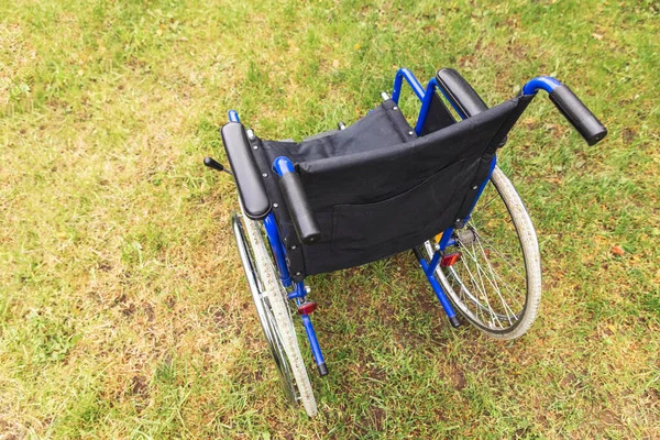 Cadeira Rodas Vazia Grama Parque Hospitalar Espera Atendimento Paciente Cadeira — Fotografia de Stock