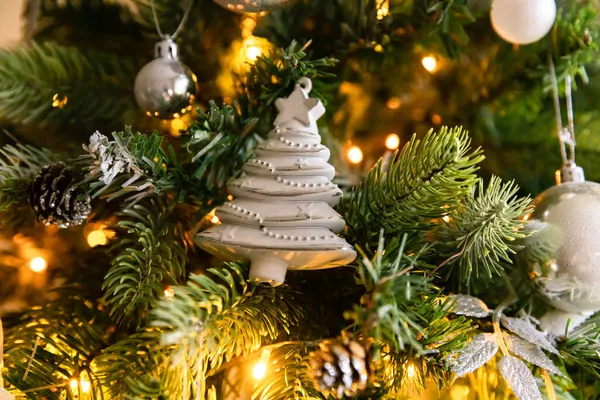 Klassieke Kerstversiering Nieuwjaarsboom Kerstboom Met Wite Zilveren Decoraties Ornamenten Speelgoed — Stockfoto