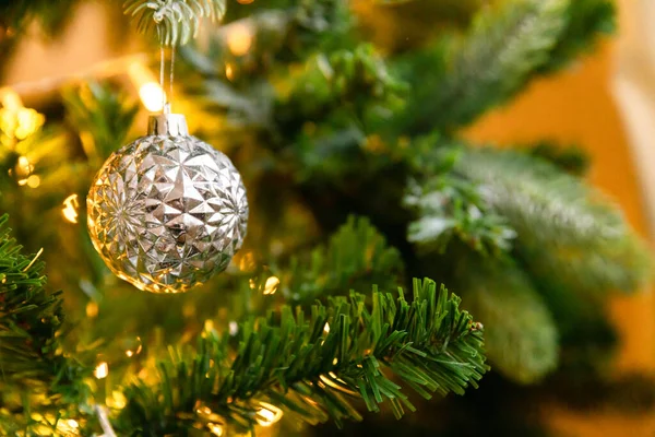 Klassieke Kerstversiering Nieuwjaarsboom Kerstboom Met Wite Zilveren Decoraties Ornamenten Speelgoed — Stockfoto