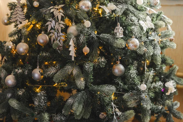 Klassieke Kerstversiering Nieuwjaarsboom Kerstboom Met Wite Zilveren Decoraties Ornamenten Speelgoed — Stockfoto