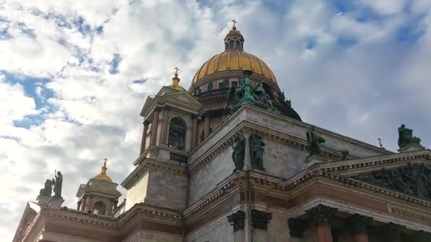 圣彼得堡著名的圣以撒大教堂 俄罗斯 圣彼得堡顶级旅游景点的全景 俄罗斯古典建筑与基督教艺术的广阔视角 — 图库视频影像