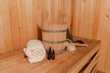 Geleneksel eski Rus hamamı SPA konsepti. Finlandiya sauna saunasında geleneksel sauna aksesuarları ve havlunun aromalı yağ kepçesi kullanılmış. Rahatlayın köy banyosu konsepti