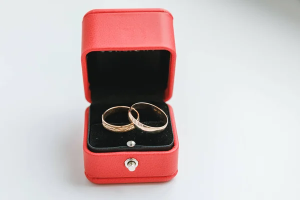 Dois Belos Anéis Casamento Caixa Jóias Vermelha Fundo Branco Declaração — Fotografia de Stock