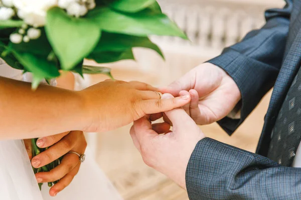 Novia Novio Matrimonio Manos Con Anillos Boda Mano Novio Poniendo — Foto de Stock