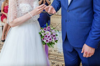 Gelin ve damat evlilik alyans elle. Gelin el alyans damat parmağında koyarak. Bildirim sevgisi, Bahar. Düğün kartı tebrik. Düğün günü anlar töreni detayları