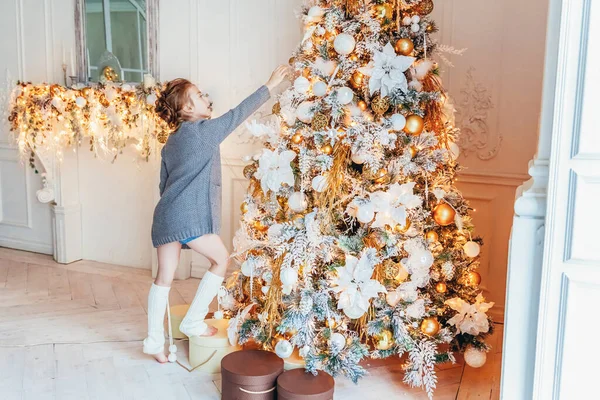 Menina Decorando Árvore Natal Véspera Natal Casa Jovem Quarto Leve — Fotografia de Stock