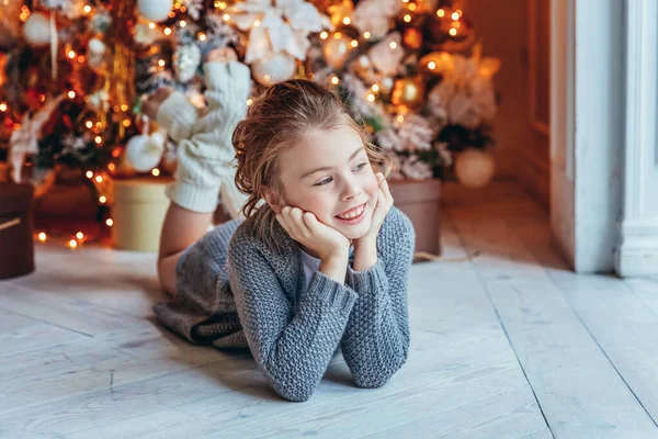 Menina Com Caixa Presente Perto Árvore Natal Véspera Natal Casa — Fotografia de Stock