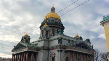 St. Petersburg 'daki ünlü Saint Isaac Katedrali kilisesi. - Rusya. Saint Petersburg 'un en gözde turistik merkezinin panoramik manzarası. Eski Rus Ortodoks mimarisi ve Hıristiyanlık sanatına geniş açılı bakış açısı