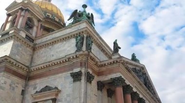 St. Petersburg 'daki ünlü Saint Isaac Katedrali kilisesi. - Rusya. Saint Petersburg 'un en gözde turistik merkezinin panoramik manzarası. Eski Rus Ortodoks mimarisi ve Hıristiyanlık sanatına geniş açılı bakış açısı