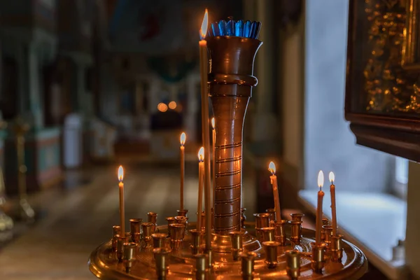 Ορθόδοξη Εκκλησία Χριστιανισμός Εορταστική Εσωτερική Διακόσμηση Αναμμένα Κεριά Και Εικόνα — Φωτογραφία Αρχείου