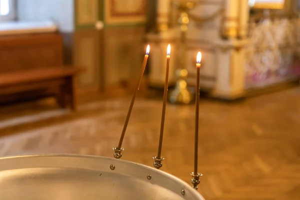 Ορθόδοξη Εκκλησία Χριστιανισμός Εορταστική Εσωτερική Διακόσμηση Αναμμένα Κεριά Και Εικόνα — Φωτογραφία Αρχείου