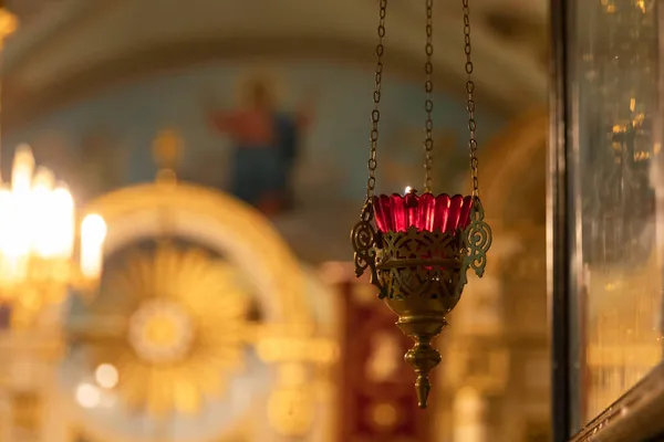 东正教会 基督教 复活节前夕或圣诞节 在传统东正教教堂里 用燃烧的蜡烛和图标装饰节日的室内装饰 宗教信仰祈祷的象征 — 图库照片