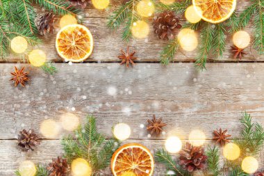 Yılbaşı yeni yıl kompozisyon çerçeve köknar dalı çam ile eski püskü rustik ahşap arka plan portakal dilimleri konisi. Xmas tatil Aralık dekorasyon. Düz yatıyordu kopya alanı zaman kutlama konsepti için